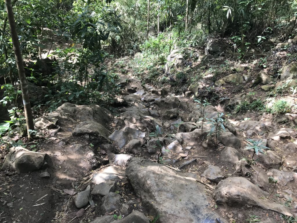 Nagpatong rock trail