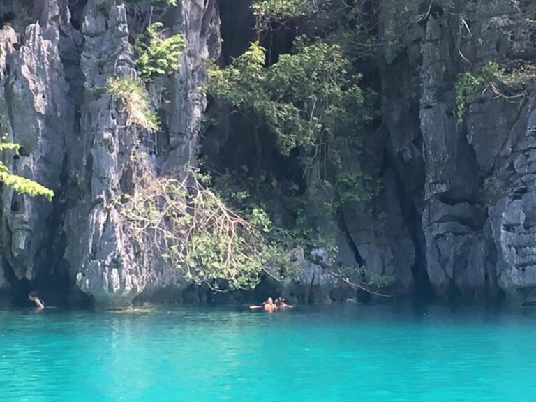 Swimming in Kayangan Lake, lake with limestone cliffs