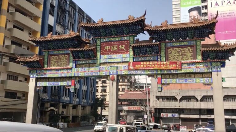 The large Chinese arch at the entrance to Binondo Chinatown in Manila